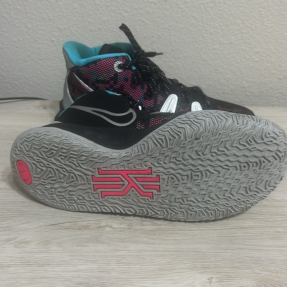 NIKE KYRIE  Size 7Y Sneakers Metallic Sliver Black Blue - YOUTH SIZE - Picture 8 of 10